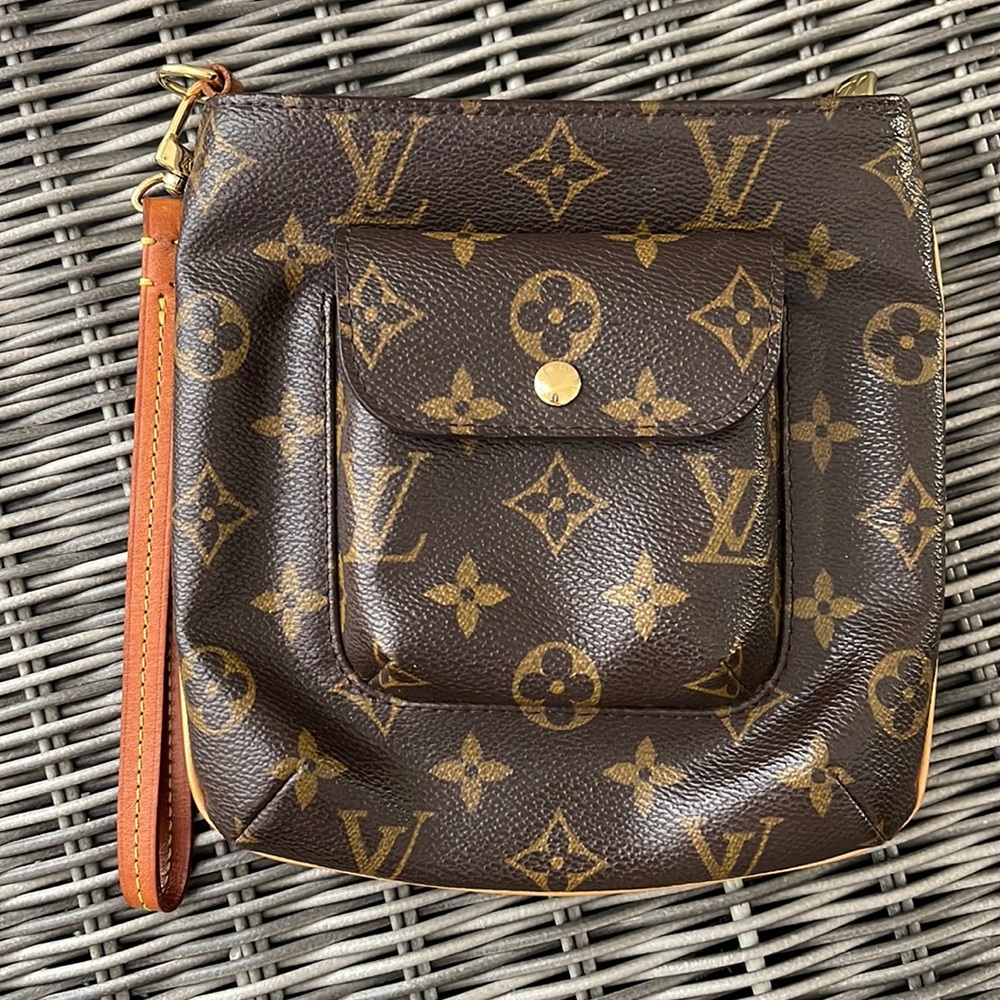 Louis Vuitton - vintage wristlet ⭐️HOST PICK⭐️